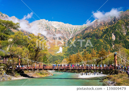 Kamikochi during the autumn foliage season: A spectacular view of the Hotaka mountain range from around Kappa Bridge (Matsumoto City, Nagano Prefecture) 139809479