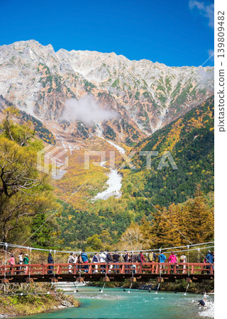 Kamikochi during the autumn foliage season: A spectacular view of the Hotaka mountain range from around Kappa Bridge (Matsumoto City, Nagano Prefecture) 139809482