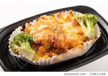Baked macaroni (rigatoni) with cheese Baked macaroni (rigatoni) with cheese 139811109