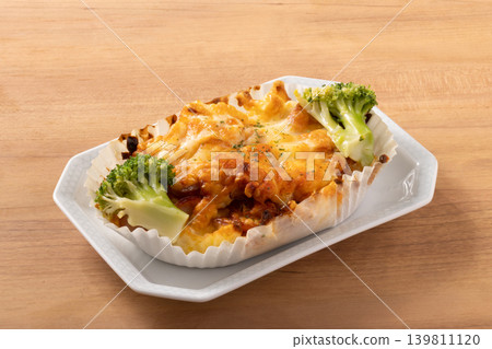 Baked macaroni (rigatoni) with cheese 139811120
