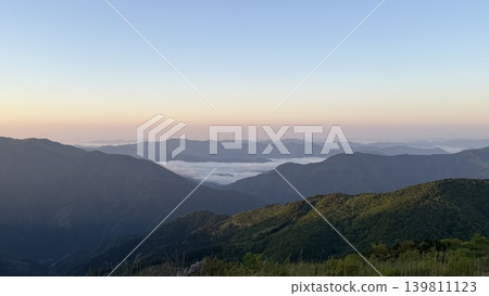 黎明的天空和山脈漂浮在雲海中 黎明的天空和山脈漂浮在雲海中 139811123
