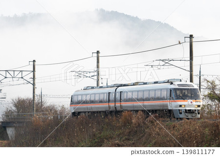 【宮福線】清晨，一列特快列車沿著宮福線行駛，頭頂上方雲海翻騰。 139811177