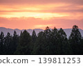 夕陽西下，山脈映襯著樹木的輪廓 139811253