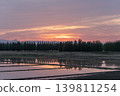 黃昏時分，夕陽倒映在稻田上，構成了一幅美麗的鄉村景色。 139811254