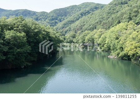 埼玉縣長瀞町荒川河畔,綠樹環繞,景色宜人。 埼玉縣長瀞町荒川河畔,綠樹環繞,景色宜人。 139811255
