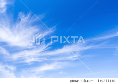 《Sky background material》Clouds drifting across a blue sky 139811440