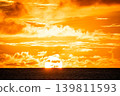 夕陽西下，暮色籠罩著天空，雲朵繚繞。 139811593