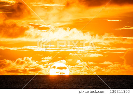 夕陽西下,暮色籠罩著天空,雲朵繚繞。 夕陽西下,暮色籠罩著天空,雲朵繚繞。 139811593