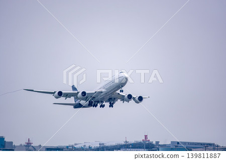 A jumbo jet took off for an overseas destination. 139811887