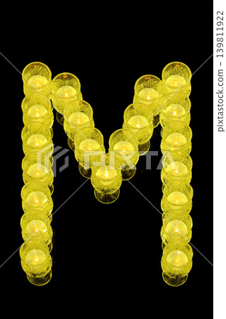 黃色的字母 M 黃色的字母 M 139811922