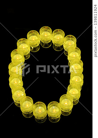 黃色字母 O 黃色字母 O 139811924