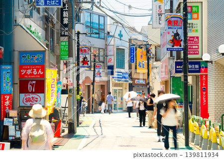 位於東京小田急線共同站前的野台通商店街。 位於東京小田急線共同站前的野台通商店街。 139811934