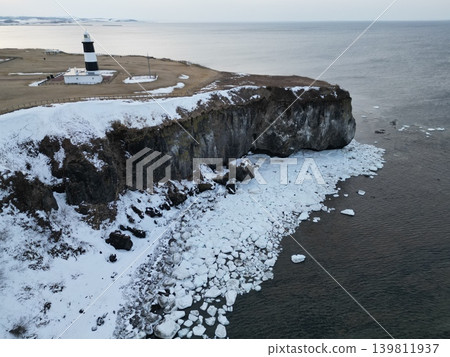 從空中俯瞰北海道網走市能登呂岬的冬季景色。 從空中俯瞰北海道網走市能登呂岬的冬季景色。 139811937