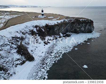 從空中俯瞰北海道網走市能登呂岬的冬季景色。 從空中俯瞰北海道網走市能登呂岬的冬季景色。 139811938