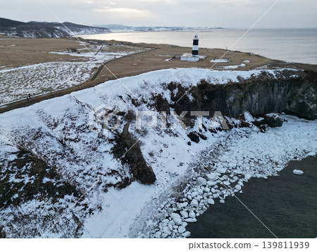 從空中俯瞰北海道網走市能登呂岬的冬季景色。 從空中俯瞰北海道網走市能登呂岬的冬季景色。 139811939