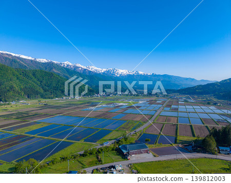 [Drone Aerial Photography] Early Summer in Hakuba Village: Scenery of Fresh Greenery and Reflections in the Water [Nagano Prefecture] 139812003