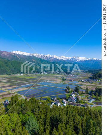 [Drone Aerial Photography] Early Summer in Hakuba Village: Scenery of Fresh Greenery and Reflections in the Water [Nagano Prefecture] 139812007