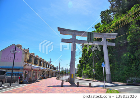 《三重縣》鳥羽站前商店街的景象和鳥居。 《三重縣》鳥羽站前商店街的景象和鳥居。 139812020