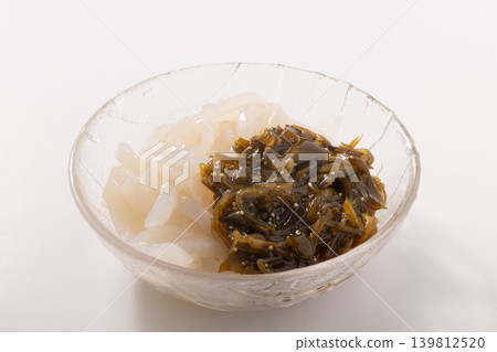 Squid noodles, seaweed with roe 139812520