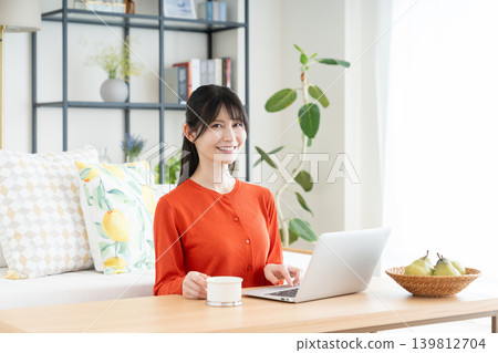 在客廳裡使用電腦的中年婦女 139812704