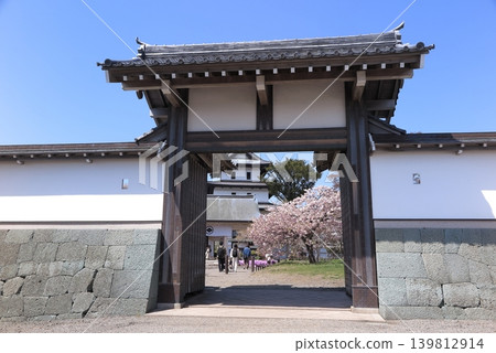 The castle tower as seen from the gate of Matsumae Castle during the cherry blossom festival. The castle tower as seen from the gate of Matsumae Castle during the cherry blossom festival. 139812914