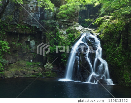 Silky streams of water flowing down the complex rock face. A beautiful close-up of Senju Falls, one of the famous waterfalls of Akame Forty-Eight Waterfalls. 139813332