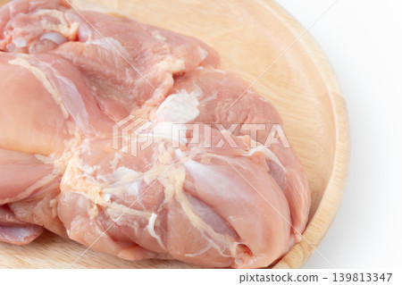 盤子上的生雞大腿特寫 盤子上的生雞大腿特寫 139813347