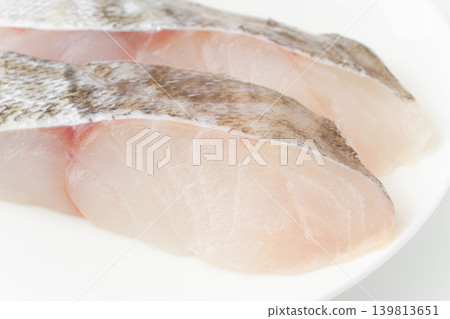 盤子裡一片生鱈魚的特寫。 盤子裡一片生鱈魚的特寫。 139813651