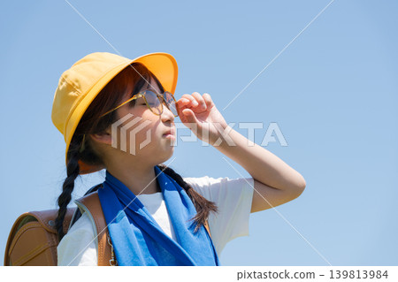 小學生戴著太陽眼鏡上下學。 139813984