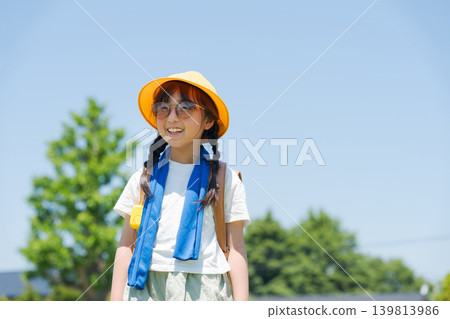 小學生戴著太陽眼鏡上下學。 小學生戴著太陽眼鏡上下學。 139813986
