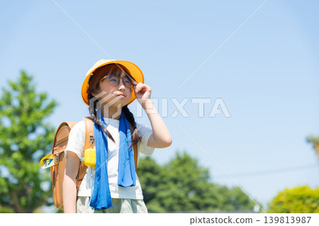 小學生戴著太陽眼鏡上下學。 139813987