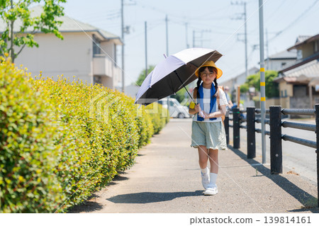 小學生戴著太陽眼鏡上下學。 139814161