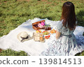 一位女士在公園野餐，這是她的背影。 139814513