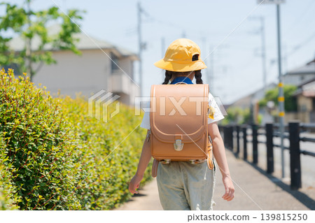 回到學校的小學學生的後面看法 回到學校的小學學生的後面看法 139815250