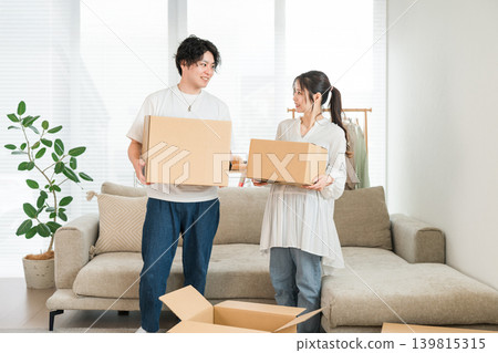 Moving work at home, packing, packing, transfer, young Asian men and women moving, couple, couple Moving work at home, packing, packing, transfer, young Asian men and women moving, couple, couple 139815315