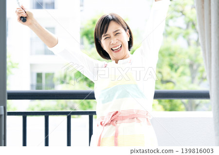 中年婦女正在清理陽台 139816003