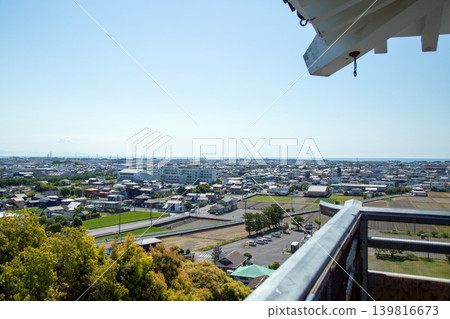 從靜岡縣灰原郡吉田町小山城遺址眺望城市。 139816673