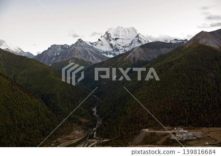 The distant view of Sennohi, towering in the depths of the mountains and valleys. The distant view of Sennohi, towering in the depths of the mountains and valleys. 139816684