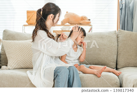 Mom and girl getting dressed, grooming, tying up hair (skinship, child, toddler) Mom and girl getting dressed, grooming, tying up hair (skinship, child, toddler) 139817340