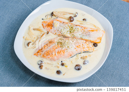 桌上擺著鮭魚蘑菇奶油燉菜。 139817451