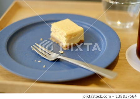 一塊吃了一半的起司蛋糕和一把叉子 一塊吃了一半的起司蛋糕和一把叉子 139817564
