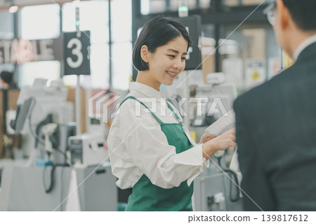 收款台 女生 女孩 139817612