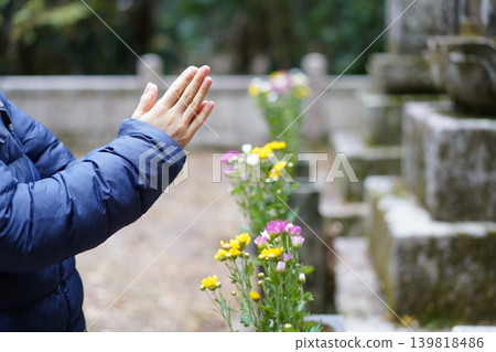 孩子的手探訪墳墓 孩子的手探訪墳墓 139818486