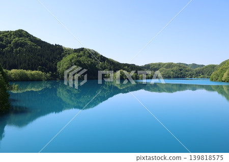 A beautiful cobalt blue landscape of Akiogi Lake in Akita Prefecture (1) A beautiful cobalt blue landscape of Akiogi Lake in Akita Prefecture (1) 139818575