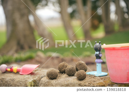 在公園玩沙子 在公園玩沙子 139818818
