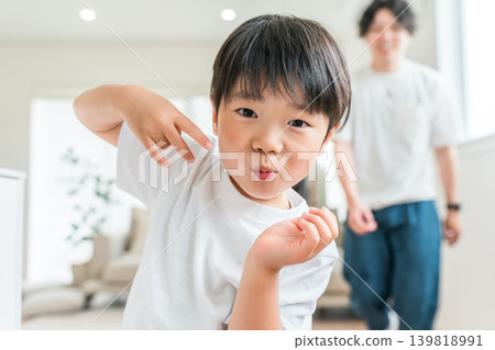 特寫鏡頭:一個面帶微笑的男孩和他的父親一起跳舞玩耍(成長、兒童保育、育兒、兒童)。 特寫鏡頭:一個面帶微笑的男孩和他的父親一起跳舞玩耍(成長、兒童保育、育兒、兒童)。 139818991