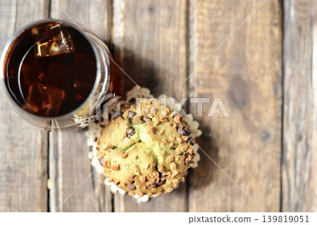 酥脆的抹茶巧克力碎麥芬和冰咖啡 酥脆的抹茶巧克力碎麥芬和冰咖啡 139819051