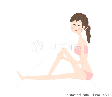 一名身穿比基尼的女子微笑地坐著擺姿勢。 139819074