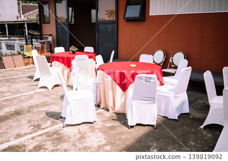 Elegant round table setup at luxury wedding reception venue Elegant round table setup at luxury wedding reception venue 139819092