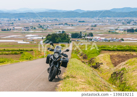 摩托車駛上北方市的戀人坂山 139819211
